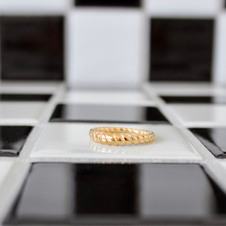 Mini Amora Croissant Ring