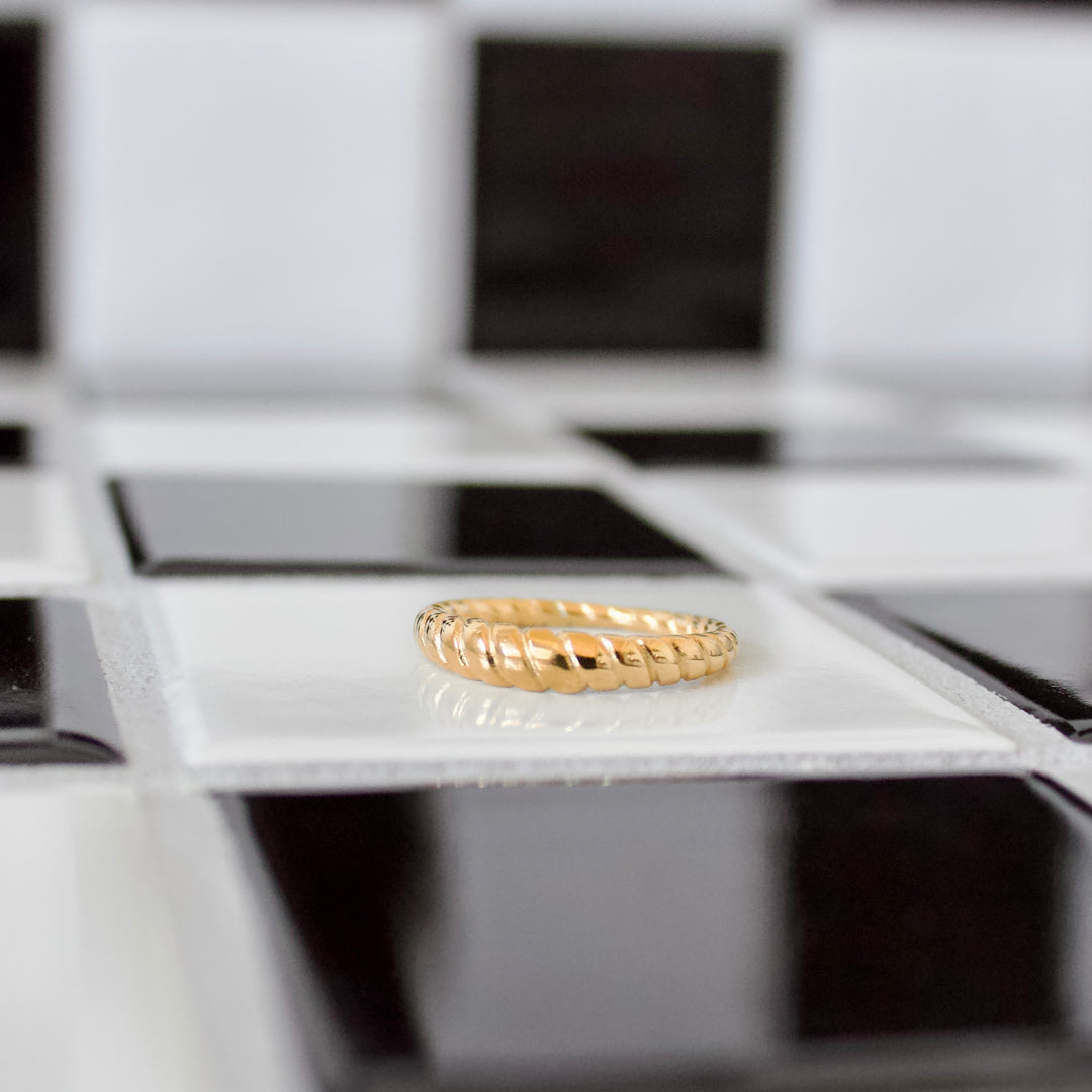 Mini Amora Croissant Ring